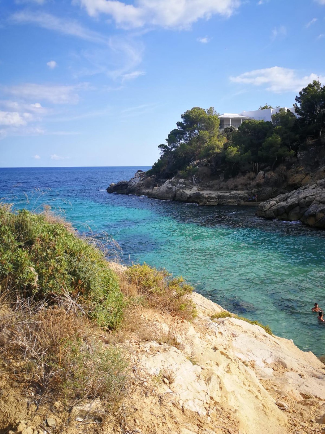 Klares Wasser der Bucht bei Cala Vinyes