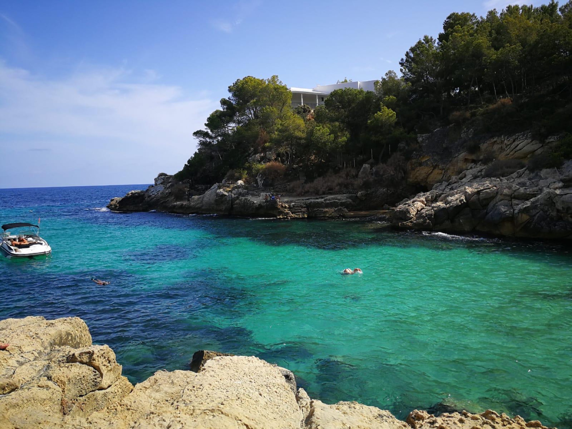 Felsen an einer einsamen Bucht auf Mallorca