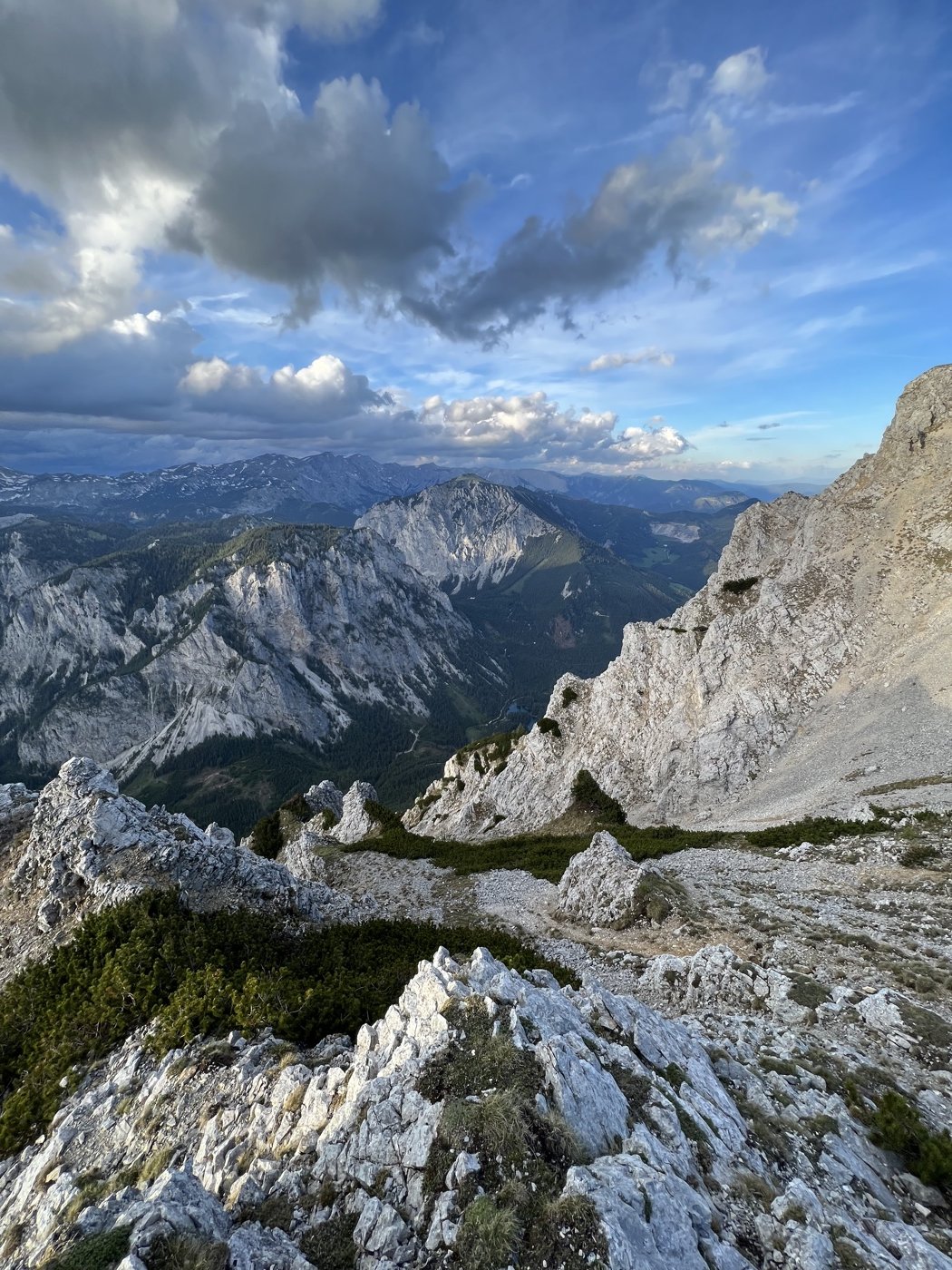 Blick vom Grat des Hochschwab ins Tal