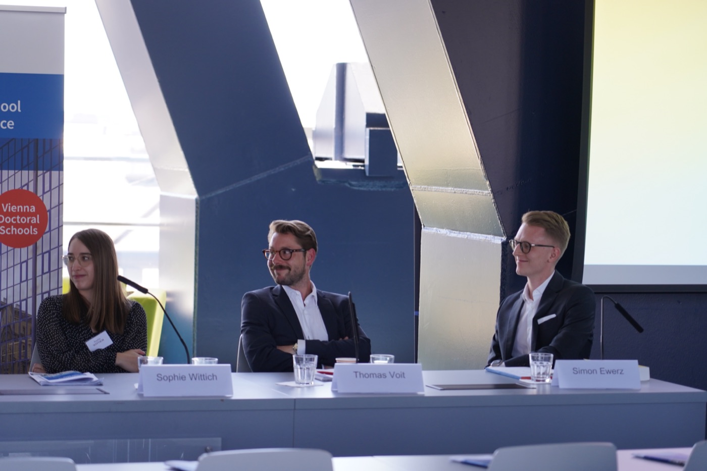 Podiumsdiskussion mit drei Personen